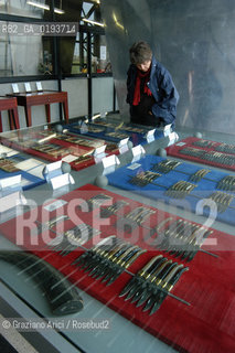 ( FRANCIA  )  MIDI-PYRENEES  ALTIPIANO DELLAUBRAC LAGUIOLE : COLTELLERIA FABBRICA DI COLTELLI  © 2003 Graziano Arici/Rosebud2 / GEO