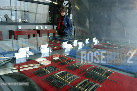( FRANCIA  )  MIDI-PYRENEES  ALTIPIANO DELLAUBRAC LAGUIOLE : COLTELLERIA FABBRICA DI COLTELLI  © 2003 Graziano Arici/Rosebud2 / GEO