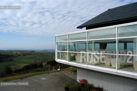 ( FRANCIA  )  MIDI-PYRENEES  ALTIPIANO DELLAUBRAC LAGUIOLE : RISTORANTE E ALBERGO DELLO CHEF MICHEL BRAS - IL SALONE PANORAMICO  © 2003 Graziano Arici/Rosebud2 / GEO / GASTRONOMIA / CUOCO