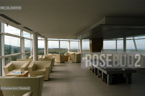 ( FRANCIA  )  MIDI-PYRENEES  ALTIPIANO DELLAUBRAC LAGUIOLE : RISTORANTE E ALBERGO DELLO CHEF MICHEL BRAS - IL SALONE PANORAMICO  © 2003 Graziano Arici/Rosebud2 / GEO / GASTRONOMIA / CUOCO