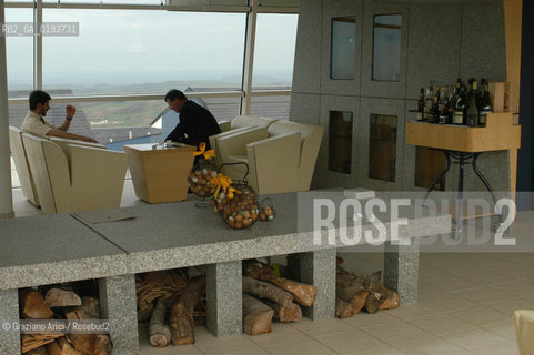 ( FRANCIA  )  MIDI-PYRENEES  ALTIPIANO DELLAUBRAC LAGUIOLE : RISTORANTE E ALBERGO DELLO CHEF MICHEL BRAS - IL SALONE PANORAMICO  © 2003 Graziano Arici/Rosebud2 / GEO / GASTRONOMIA / CUOCO