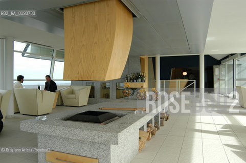 ( FRANCIA  )  MIDI-PYRENEES  ALTIPIANO DELLAUBRAC LAGUIOLE : RISTORANTE E ALBERGO DELLO CHEF MICHEL BRAS - IL SALONE PANORAMICO  © 2003 Graziano Arici/Rosebud2 / GEO / GASTRONOMIA / CUOCO CAMINO