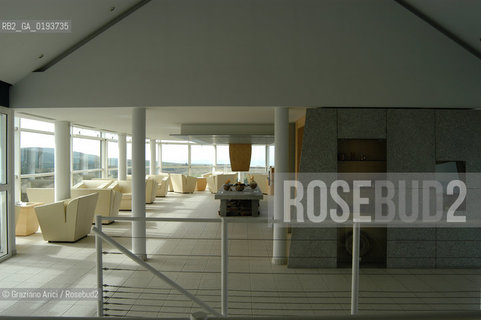 ( FRANCIA  )  MIDI-PYRENEES  ALTIPIANO DELLAUBRAC LAGUIOLE : RISTORANTE E ALBERGO DELLO CHEF MICHEL BRAS - IL SALONE PANORAMICO  © 2003 Graziano Arici/Rosebud2 / GEO / GASTRONOMIA / CUOCO