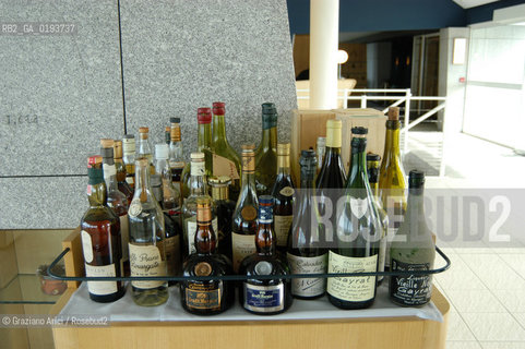 ( FRANCIA  )  MIDI-PYRENEES  ALTIPIANO DELLAUBRAC LAGUIOLE : RISTORANTE E ALBERGO DELLO CHEF MICHEL BRAS - LIQUORI  © 2003 Graziano Arici/Rosebud2 / GEO / GASTRONOMIA / CUOCO