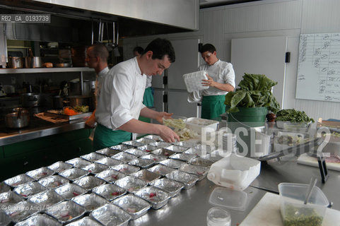 ( FRANCIA  )  MIDI-PYRENEES  ALTIPIANO DELLAUBRAC LAGUIOLE : RISTORANTE E ALBERGO DELLO CHEF MICHEL BRAS - PREPARAZIONE DEI PIATTI IN CUCINA  © 2003 Graziano Arici/Rosebud2 / GEO / GASTRONOMIA / CUOCO