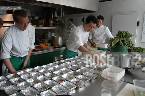 ( FRANCIA  )  MIDI-PYRENEES  ALTIPIANO DELLAUBRAC LAGUIOLE : RISTORANTE E ALBERGO DELLO CHEF MICHEL BRAS - PREPARAZIONE DEI PIATTI IN CUCINA  © 2003 Graziano Arici/Rosebud2 / GEO / GASTRONOMIA / CUOCO
