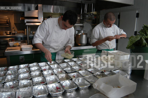 ( FRANCIA  )  MIDI-PYRENEES  ALTIPIANO DELLAUBRAC LAGUIOLE : RISTORANTE E ALBERGO DELLO CHEF MICHEL BRAS - PREPARAZIONE DEI PIATTI IN CUCINA  © 2003 Graziano Arici/Rosebud2 / GEO / GASTRONOMIA / CUOCO