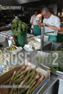 ( FRANCIA  )  MIDI-PYRENEES  ALTIPIANO DELLAUBRAC LAGUIOLE : RISTORANTE E ALBERGO DELLO CHEF MICHEL BRAS - PREPARAZIONE DEI PIATTI IN CUCINA  © 2003 Graziano Arici/Rosebud2 / GEO / GASTRONOMIA / CUOCO
