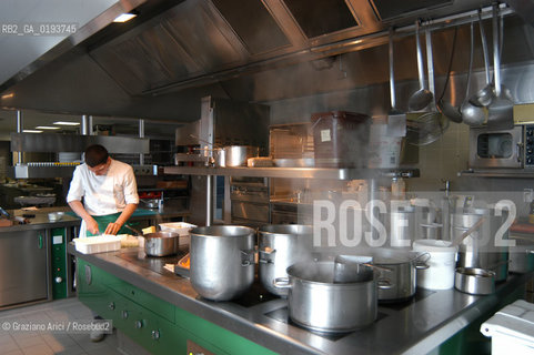 ( FRANCIA  )  MIDI-PYRENEES  ALTIPIANO DELLAUBRAC LAGUIOLE : RISTORANTE E ALBERGO DELLO CHEF MICHEL BRAS - PREPARAZIONE DEI PIATTI IN CUCINA  © 2003 Graziano Arici/Rosebud2 / GEO / GASTRONOMIA / CUOCO