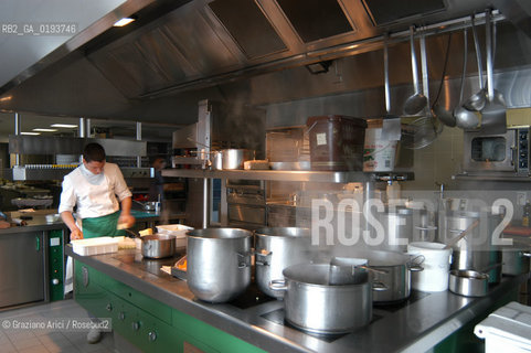 ( FRANCIA  )  MIDI-PYRENEES  ALTIPIANO DELLAUBRAC LAGUIOLE : RISTORANTE E ALBERGO DELLO CHEF MICHEL BRAS - PREPARAZIONE DEI PIATTI IN CUCINA  © 2003 Graziano Arici/Rosebud2 / GEO / GASTRONOMIA / CUOCO