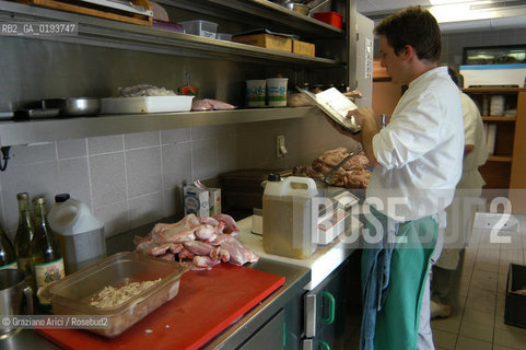 ( FRANCIA  )  MIDI-PYRENEES  ALTIPIANO DELLAUBRAC LAGUIOLE : RISTORANTE E ALBERGO DELLO CHEF MICHEL BRAS - PREPARAZIONE DEI PIATTI IN CUCINA  © 2003 Graziano Arici/Rosebud2 / GEO / GASTRONOMIA / CUOCO