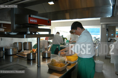 ( FRANCIA  )  MIDI-PYRENEES  ALTIPIANO DELLAUBRAC LAGUIOLE : RISTORANTE E ALBERGO DELLO CHEF MICHEL BRAS - PREPARAZIONE DEI PIATTI IN CUCINA  © 2003 Graziano Arici/Rosebud2 / GEO / GASTRONOMIA / CUOCO