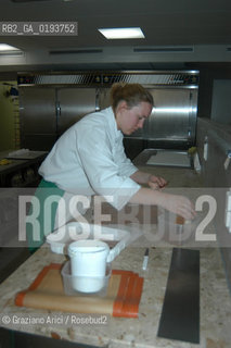 ( FRANCIA  )  MIDI-PYRENEES  ALTIPIANO DELLAUBRAC LAGUIOLE : RISTORANTE E ALBERGO DELLO CHEF MICHEL BRAS - PREPARAZIONE DEI PIATTI IN CUCINA  © 2003 Graziano Arici/Rosebud2 / GEO / GASTRONOMIA / CUOCO