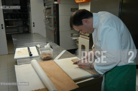 ( FRANCIA  )  MIDI-PYRENEES  ALTIPIANO DELLAUBRAC LAGUIOLE : RISTORANTE E ALBERGO DELLO CHEF MICHEL BRAS - PREPARAZIONE DEI PIATTI IN CUCINA  © 2003 Graziano Arici/Rosebud2 / GEO / GASTRONOMIA / CUOCO