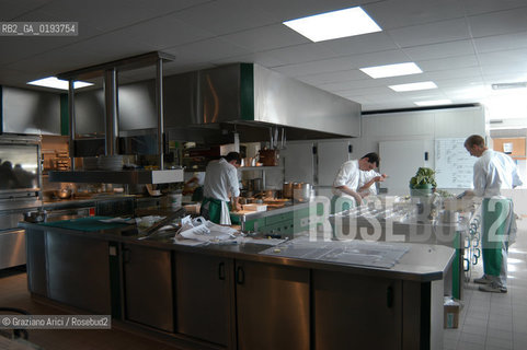 ( FRANCIA  )  MIDI-PYRENEES  ALTIPIANO DELLAUBRAC LAGUIOLE : RISTORANTE E ALBERGO DELLO CHEF MICHEL BRAS - PREPARAZIONE DEI PIATTI IN CUCINA  © 2003 Graziano Arici/Rosebud2 / GEO / GASTRONOMIA / CUOCO