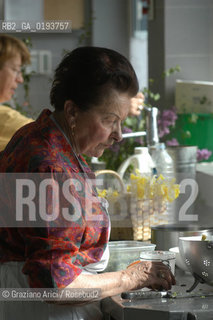 ( FRANCIA  )  MIDI-PYRENEES  ALTIPIANO DELLAUBRAC LAGUIOLE : RISTORANTE E ALBERGO DELLO CHEF MICHEL BRAS - PREPARAZIONE DEI PIATTI IN CUCINA  LA MADRE DI MICHEL BRAS © 2003 Graziano Arici/Rosebud2 / GEO / GASTRONOMIA / CUOCO