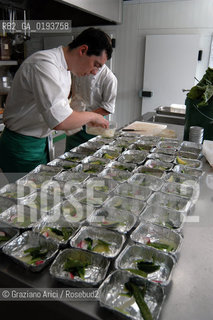 ( FRANCIA  )  MIDI-PYRENEES  ALTIPIANO DELLAUBRAC LAGUIOLE : RISTORANTE E ALBERGO DELLO CHEF MICHEL BRAS - PREPARAZIONE DEI PIATTI IN CUCINA  © 2003 Graziano Arici/Rosebud2 / GEO / GASTRONOMIA / CUOCO