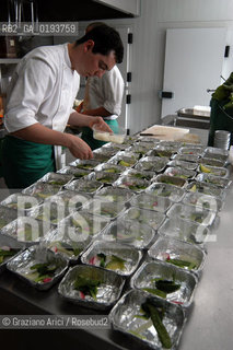 ( FRANCIA  )  MIDI-PYRENEES  ALTIPIANO DELLAUBRAC LAGUIOLE : RISTORANTE E ALBERGO DELLO CHEF MICHEL BRAS - PREPARAZIONE DEI PIATTI IN CUCINA  © 2003 Graziano Arici/Rosebud2 / GEO / GASTRONOMIA / CUOCO