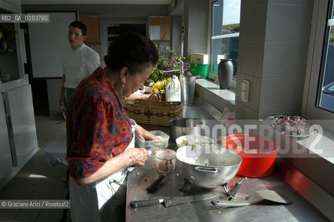 ( FRANCIA  )  MIDI-PYRENEES  ALTIPIANO DELLAUBRAC LAGUIOLE : RISTORANTE E ALBERGO DELLO CHEF MICHEL BRAS - PREPARAZIONE DEI PIATTI IN CUCINA  LA MADRE DI MICHEL BRAS © 2003 Graziano Arici/Rosebud2 / GEO / GASTRONOMIA / CUOCO