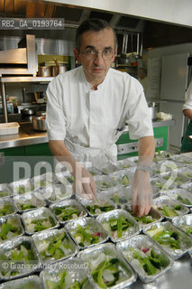 ( FRANCIA  )  MIDI-PYRENEES  ALTIPIANO DELLAUBRAC LAGUIOLE : RISTORANTE E ALBERGO DELLO CHEF MICHEL BRAS - LO CHEF MICHEL BRAS © 2003 Graziano Arici/Rosebud2 / GEO / GASTRONOMIA / CUOCO