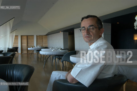 ( FRANCIA  )  MIDI-PYRENEES  ALTIPIANO DELLAUBRAC LAGUIOLE : RISTORANTE E ALBERGO DELLO CHEF MICHEL BRAS - LO CHEF MICHEL BRAS © 2003 Graziano Arici/Rosebud2 / GEO / GASTRONOMIA / CUOCO