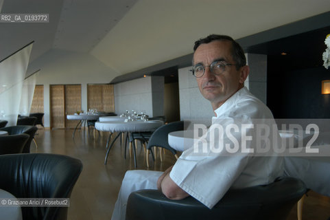 ( FRANCIA  )  MIDI-PYRENEES  ALTIPIANO DELLAUBRAC LAGUIOLE : RISTORANTE E ALBERGO DELLO CHEF MICHEL BRAS - LO CHEF MICHEL BRAS © 2003 Graziano Arici/Rosebud2 / GEO / GASTRONOMIA / CUOCO