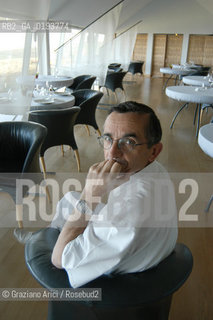 ( FRANCIA  )  MIDI-PYRENEES  ALTIPIANO DELLAUBRAC LAGUIOLE : RISTORANTE E ALBERGO DELLO CHEF MICHEL BRAS - LO CHEF MICHEL BRAS © 2003 Graziano Arici/Rosebud2 / GEO / GASTRONOMIA / CUOCO