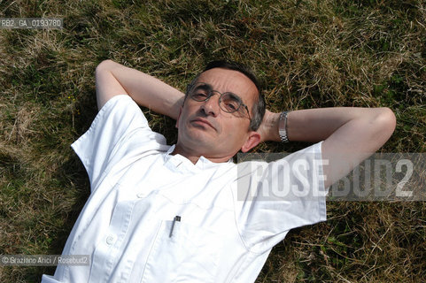 ( FRANCIA  )  MIDI-PYRENEES  ALTIPIANO DELLAUBRAC LAGUIOLE : RISTORANTE E ALBERGO DELLO CHEF MICHEL BRAS - LO CHEF MICHEL BRAS © 2003 Graziano Arici/Rosebud2 / GEO / GASTRONOMIA / CUOCO