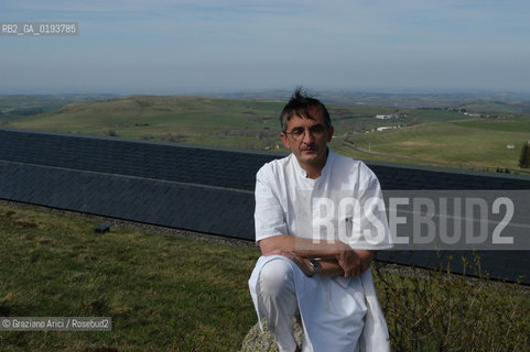 ( FRANCIA  )  MIDI-PYRENEES  ALTIPIANO DELLAUBRAC LAGUIOLE : RISTORANTE E ALBERGO DELLO CHEF MICHEL BRAS - LO CHEF MICHEL BRAS © 2003 Graziano Arici/Rosebud2 / GEO / GASTRONOMIA / CUOCO