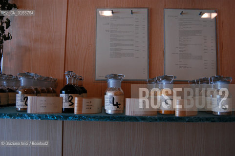 ( FRANCIA  )  MIDI-PYRENEES  ALTIPIANO DELLAUBRAC LAGUIOLE : RISTORANTE E ALBERGO DELLO CHEF MICHEL BRAS - IL NEGOZIO DI PREPARAZIONI GASTRONOMICHE DEL RISTORANTE. © 2003 Graziano Arici/Rosebud2 / GEO / GASTRONOMIA / CUOCO