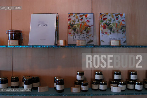 ( FRANCIA  )  MIDI-PYRENEES  ALTIPIANO DELLAUBRAC LAGUIOLE : RISTORANTE E ALBERGO DELLO CHEF MICHEL BRAS - IL NEGOZIO DI PREPARAZIONI GASTRONOMICHE DEL RISTORANTE. © 2003 Graziano Arici/Rosebud2 / GEO / GASTRONOMIA / CUOCO