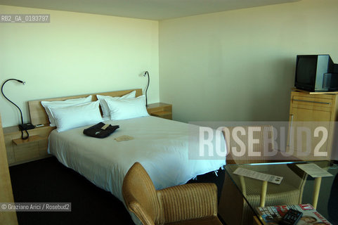 ( FRANCIA  )  MIDI-PYRENEES  ALTIPIANO DELLAUBRAC LAGUIOLE : RISTORANTE E ALBERGO DELLO CHEF MICHEL BRAS - LE CAMERE © 2003 Graziano Arici/Rosebud2 / GEO / GASTRONOMIA / CUOCO