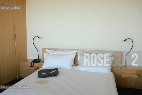 ( FRANCIA  )  MIDI-PYRENEES  ALTIPIANO DELLAUBRAC LAGUIOLE : RISTORANTE E ALBERGO DELLO CHEF MICHEL BRAS - LE CAMERE © 2003 Graziano Arici/Rosebud2 / GEO / GASTRONOMIA / CUOCO