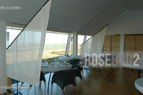 ( FRANCIA  )  MIDI-PYRENEES  ALTIPIANO DELLAUBRAC LAGUIOLE : RISTORANTE E ALBERGO DELLO CHEF MICHEL BRAS - IL RISTORANTE.S © 2003 Graziano Arici/Rosebud2 / GEO / GASTRONOMIA / CUOCO