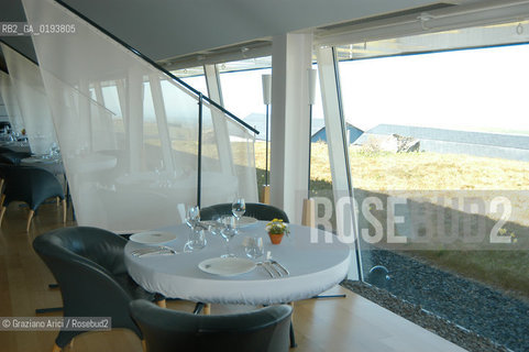 ( FRANCIA  )  MIDI-PYRENEES  ALTIPIANO DELLAUBRAC LAGUIOLE : RISTORANTE E ALBERGO DELLO CHEF MICHEL BRAS - IL RISTORANTE.S © 2003 Graziano Arici/Rosebud2 / GEO / GASTRONOMIA / CUOCO