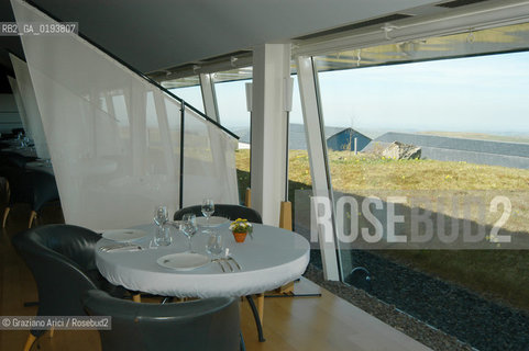 ( FRANCIA  )  MIDI-PYRENEES  ALTIPIANO DELLAUBRAC LAGUIOLE : RISTORANTE E ALBERGO DELLO CHEF MICHEL BRAS - IL RISTORANTE.S © 2003 Graziano Arici/Rosebud2 / GEO / GASTRONOMIA / CUOCO