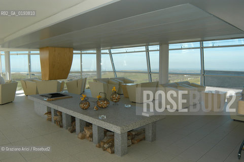 ( FRANCIA  )  MIDI-PYRENEES  ALTIPIANO DELLAUBRAC LAGUIOLE : RISTORANTE E ALBERGO DELLO CHEF MICHEL BRAS - IL SALONE PANORAMICO  © 2003 Graziano Arici/Rosebud2 / GEO / GASTRONOMIA / CUOCO