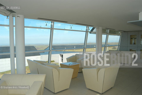 ( FRANCIA  )  MIDI-PYRENEES  ALTIPIANO DELLAUBRAC LAGUIOLE : RISTORANTE E ALBERGO DELLO CHEF MICHEL BRAS - IL SALONE PANORAMICO  © 2003 Graziano Arici/Rosebud2 / GEO / GASTRONOMIA / CUOCO