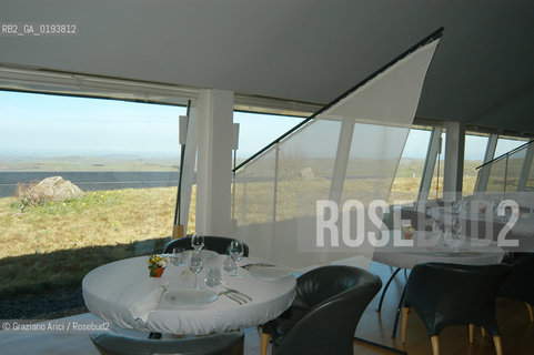 ( FRANCIA  )  MIDI-PYRENEES  ALTIPIANO DELLAUBRAC LAGUIOLE : RISTORANTE E ALBERGO DELLO CHEF MICHEL BRAS - IL RISTORANTE.S © 2003 Graziano Arici/Rosebud2 / GEO / GASTRONOMIA / CUOCO
