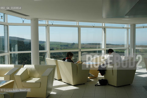 ( FRANCIA  )  MIDI-PYRENEES  ALTIPIANO DELLAUBRAC LAGUIOLE : RISTORANTE E ALBERGO DELLO CHEF MICHEL BRAS - IL SALONE PANORAMICO  © 2003 Graziano Arici/Rosebud2 / GEO / GASTRONOMIA / CUOCO