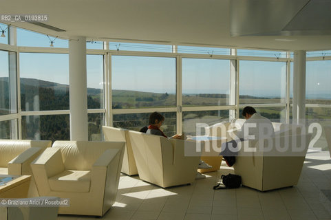 ( FRANCIA  )  MIDI-PYRENEES  ALTIPIANO DELLAUBRAC LAGUIOLE : RISTORANTE E ALBERGO DELLO CHEF MICHEL BRAS - IL SALONE PANORAMICO  © 2003 Graziano Arici/Rosebud2 / GEO / GASTRONOMIA / CUOCO