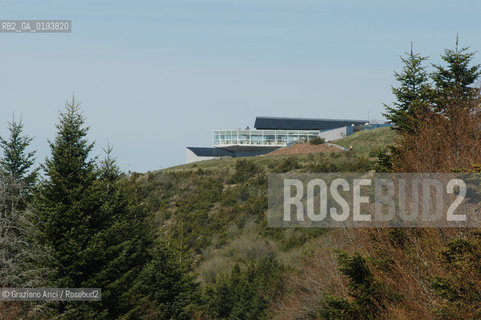 ( FRANCIA  )  MIDI-PYRENEES  ALTIPIANO DELLAUBRAC LAGUIOLE : RISTORANTE E ALBERGO DELLO CHEF MICHEL BRAS - IL SALONE PANORAMICO  © 2003 Graziano Arici/Rosebud2 / GEO / GASTRONOMIA / CUOCO