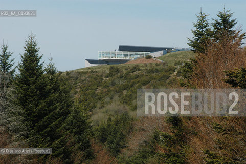 ( FRANCIA  )  MIDI-PYRENEES  ALTIPIANO DELLAUBRAC LAGUIOLE : RISTORANTE E ALBERGO DELLO CHEF MICHEL BRAS - IL SALONE PANORAMICO  © 2003 Graziano Arici/Rosebud2 / GEO / GASTRONOMIA / CUOCO