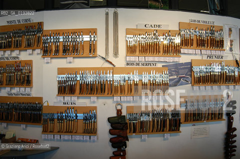 ( FRANCIA  )  MIDI-PYRENEES  ALTIPIANO DELLAUBRAC LAGUIOLE : COLTELLERIA FABBRICA DI COLTELLI  © 2003 Graziano Arici/Rosebud2 / GEO