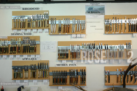 ( FRANCIA  )  MIDI-PYRENEES  ALTIPIANO DELLAUBRAC LAGUIOLE : COLTELLERIA FABBRICA DI COLTELLI  © 2003 Graziano Arici/Rosebud2 / GEO