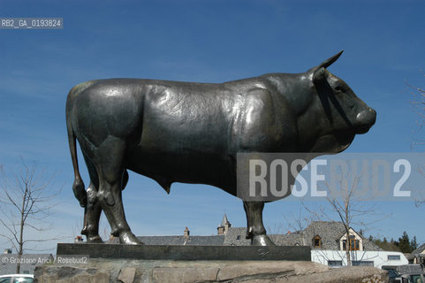 ( FRANCIA  )  MIDI-PYRENEES  ALTIPIANO DELLAUBRAC LAGUIOLE : MONUMENTO ALLA MUCCA DI RAZZA AUBRAC  © 2003 Graziano Arici/Rosebud2 / GEO