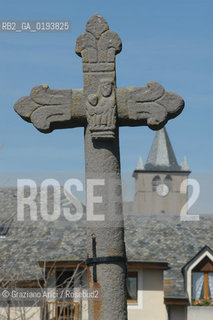 ( FRANCIA  )  MIDI-PYRENEES  ALTIPIANO DELLAUBRAC LAGUIOLE : CROCE ROMANICA  © 2003 Graziano Arici/Rosebud2 / GEO