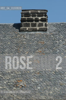 ( FRANCIA  )  MIDI-PYRENEES  ALTIPIANO DELLAUBRAC LAGUIOLE : TETTO DI ARDESIA.  © 2003 Graziano Arici/Rosebud2 / GEO