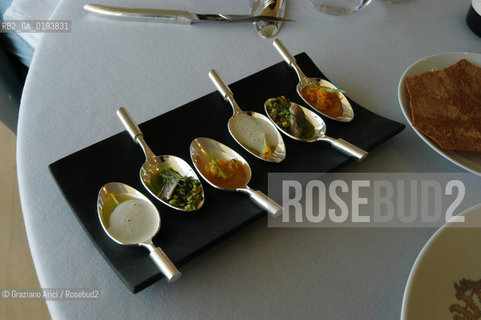 ( FRANCIA  )  MIDI-PYRENEES  ALTIPIANO DELLAUBRAC LAGUIOLE : RISTORANTE E ALBERGO DELLO CHEF MICHEL BRAS -  © 2003 Graziano Arici/Rosebud2 / GEO / GASTRONOMIA / CUOCO