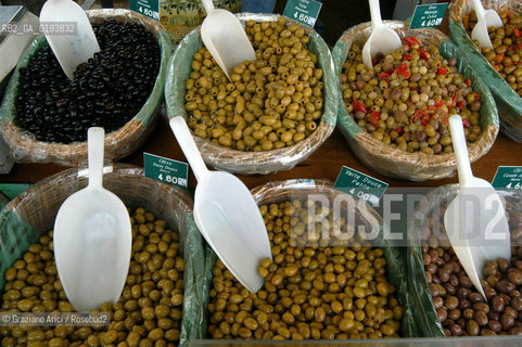 ( FRANCIA  )  PROVENCE-ALPES-COTE DAZUR ARLES : MERCATO DEL SABATO © 2003 Graziano Arici/Rosebud2 / GEO GASTRONOMIA OLIVA